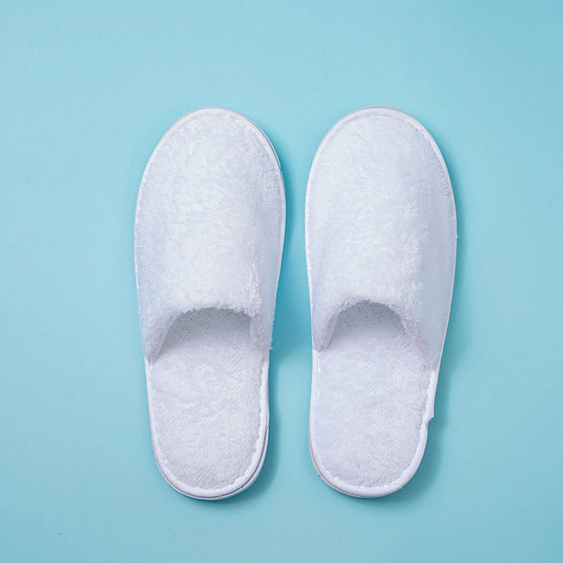 Good Quality White Closed Toe Plush Hotel Slippers with Customized Label